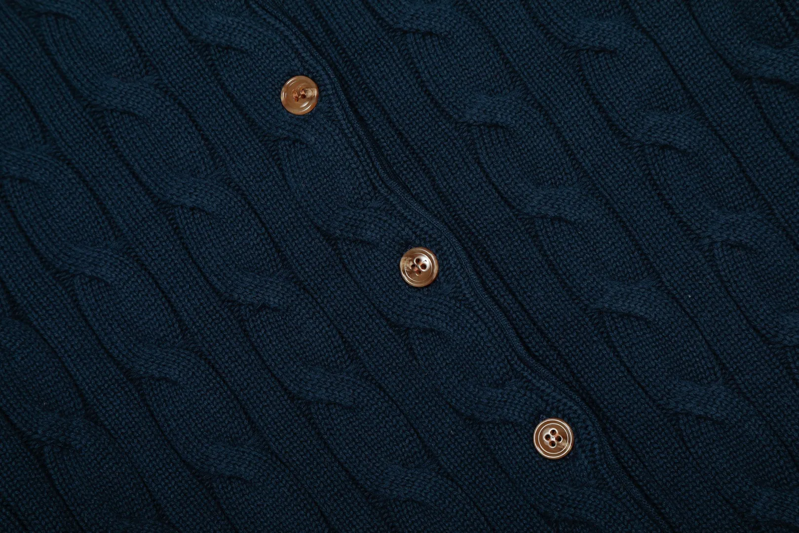 P230 Top quality" Style number: DS006# (not off the shelves all year round) [Ralph Lauren round neck solid color pony embroidery logo twist knitted cardigan] ✅Ralph Lauren Ralph Lauren classic basic versatile knitted cardigan jacket for all seasons ✅Main supplier platform live broadcast Wholesale entity Replacement if out of stock Not off the shelf ✅ZP quality 1:1 version Scan the code to enter the GF website Counter quality ✅Detailed quality The only one in Guangzhou Imported quality cotton yarn Focus on high-end, cost-effective, and good quality. Needless to say, the version is restored to the original version. The maximum size can be worn up to 160 pounds. Loose, comfortable and stress-free. ✅The upper body is simple and easy to match. A must-have for goddess ootd. Good-looking clothes are never picky. Must-have items in goddess wardrobe. Size: S- Navy blue white label Navy blue red label